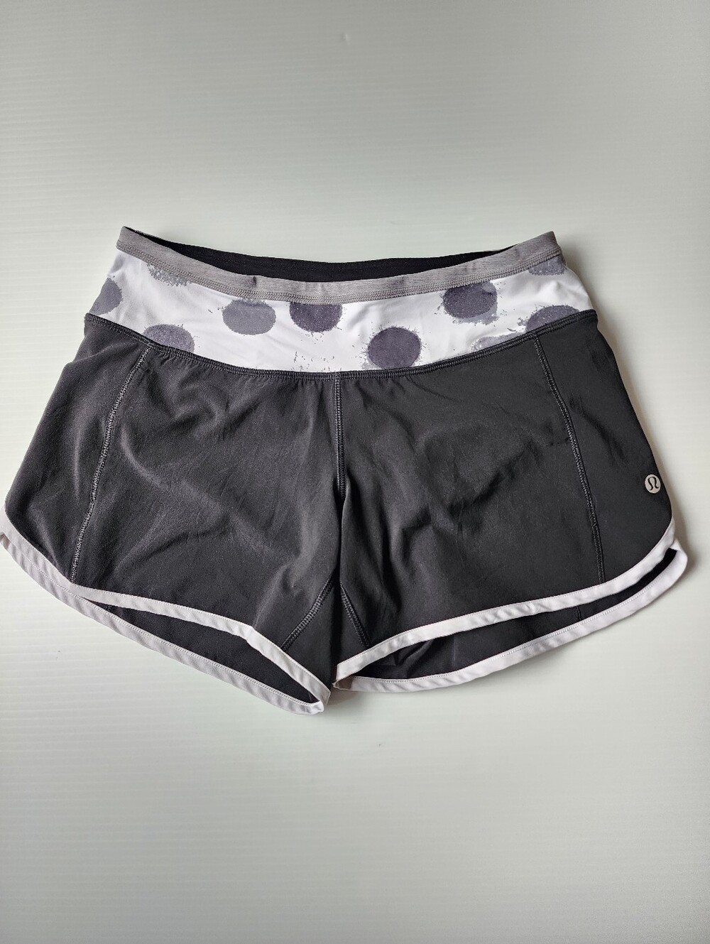 Lululemon Turbo Run Short - Sz 2 - Seaside Dot White / Black - Like New